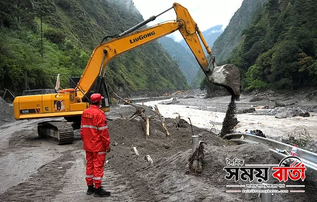 ‘চোখের পানি মুছে আবার স্বজনদের খুঁজছি’