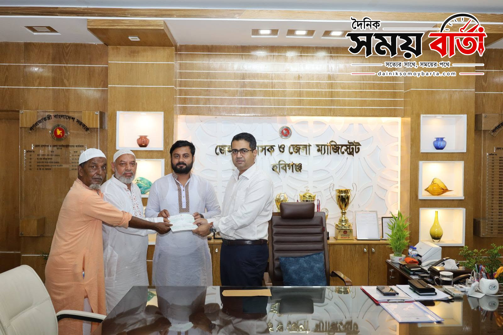 ভূমি অধিগ্রহণে ক্ষতিগ্রস্ত পরিবারকে চেক হস্তান্তর করলেন হবিগঞ্জ জেলা প্রশাসক