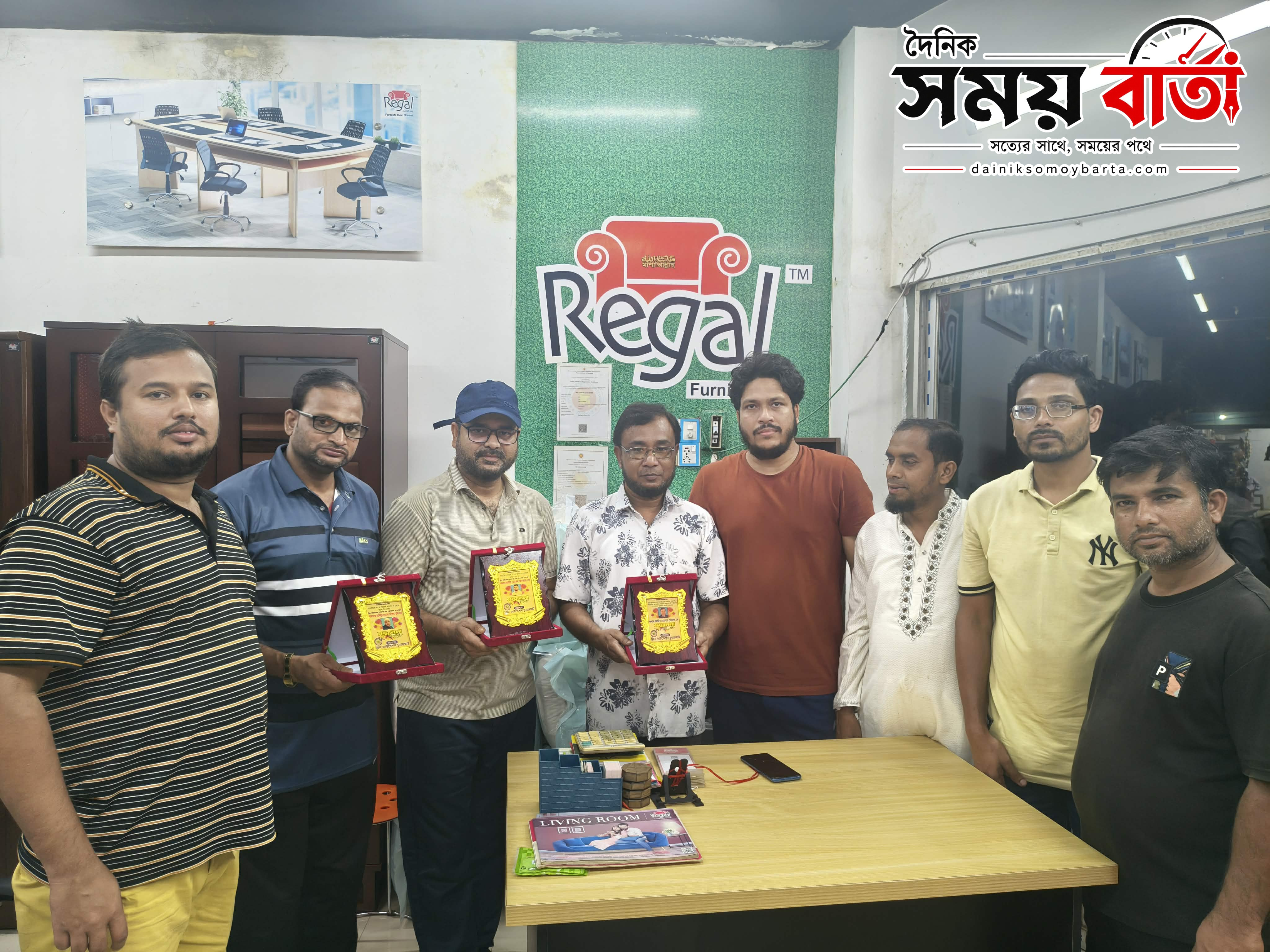 ক্লিন ফাউন্ডেশনের আনন্দঘন আয়োজনে তিনজনকে সম্মাননা স্মারক