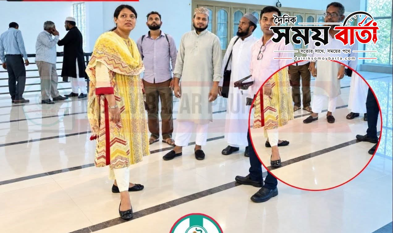 জুতা পায়ে মডেল মসজিদ পরিদর্শন ইউএনও এবং কর্মকর্তাদের কর্মকাণ্ডে তীব্র ক্ষোভ এলাকাবাসীর