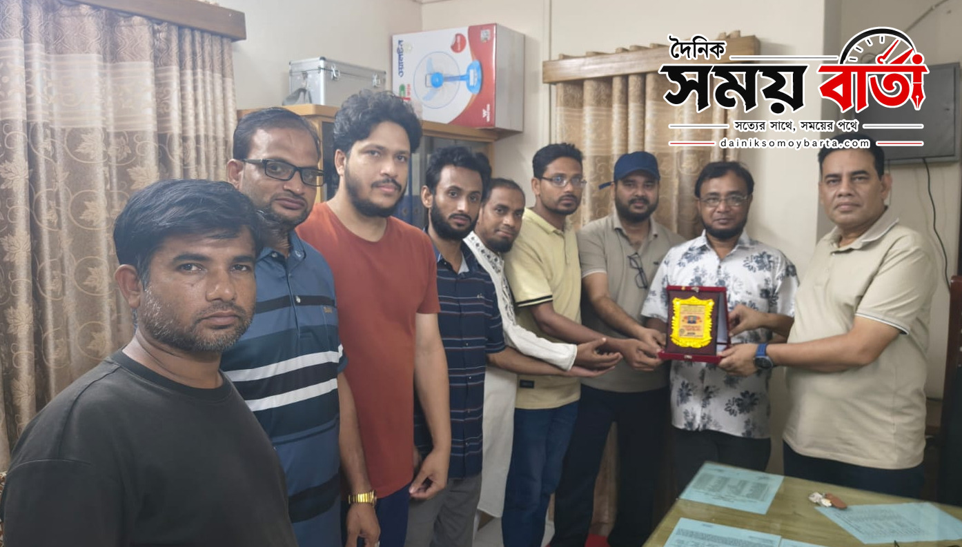 অসুস্থ ওসিকে দেখতে ক্লিন ফাউন্ডেশনের নেতৃবৃন্দ, মাদকবিরোধী ভূমিকার জন্য সম্মাননা